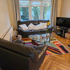 Stunning  Black Leather Sofa Set + 2 Matching Armchairs (Smoke & Pet Free)