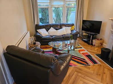 Stunning  Black Leather Sofa Set + 2 Matching Armchairs (Smoke & Pet Free)