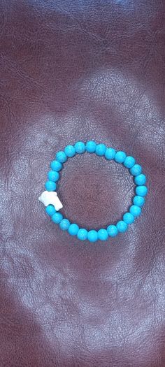 Vintage jewelry is sold individually for 5 to 10 euros