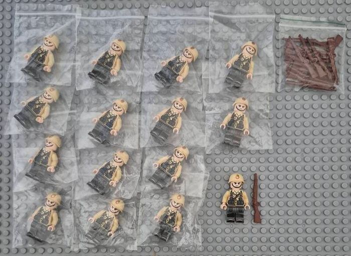 Lego compatible, military figures, Italian infantry. 15 figures plus rifles.