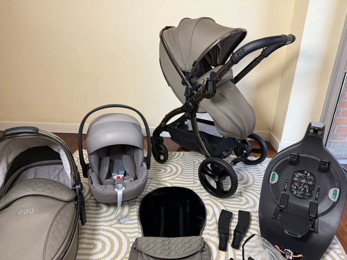 Full Egg 3 travel system Cybex car seat and isofix base