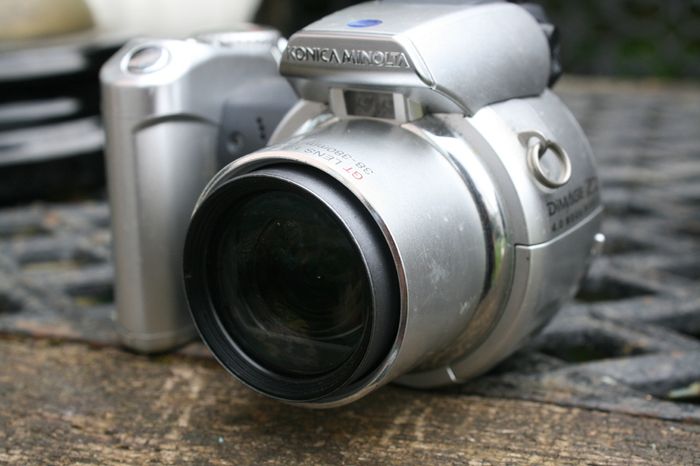 Konica Minolta Dimage Z2 4MP Digital Camera 10x Optical Zoom