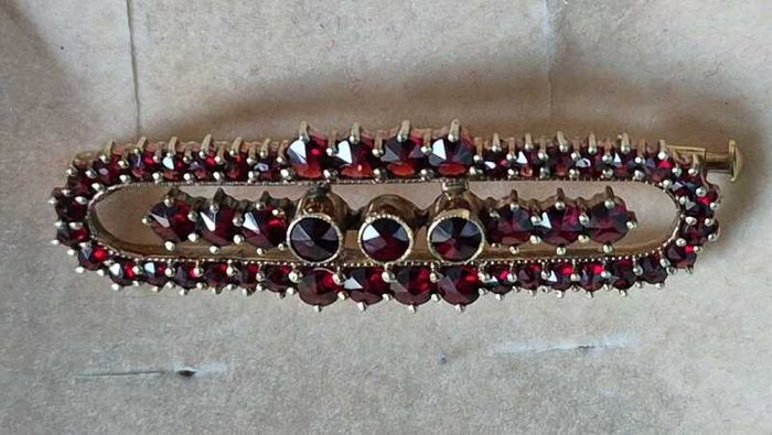 An  Amazing 14Ct Solid Gold Garnet Brooch, A heavy 7.2 grams