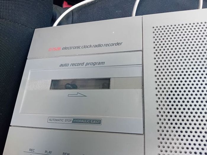 Vintage philips D7528 radio /tape /clock radio.