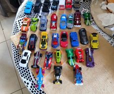 33 die cast metal cars e.c.t