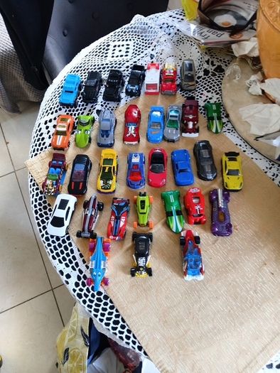 33 die cast metal cars e.c.t