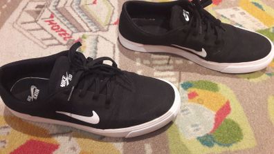 Cheap original black Nike SB shoes