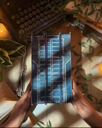 The Silo trilogy by Hugh Howey - Broken Binding