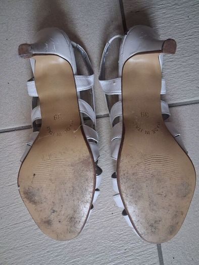 white sandal shoe's