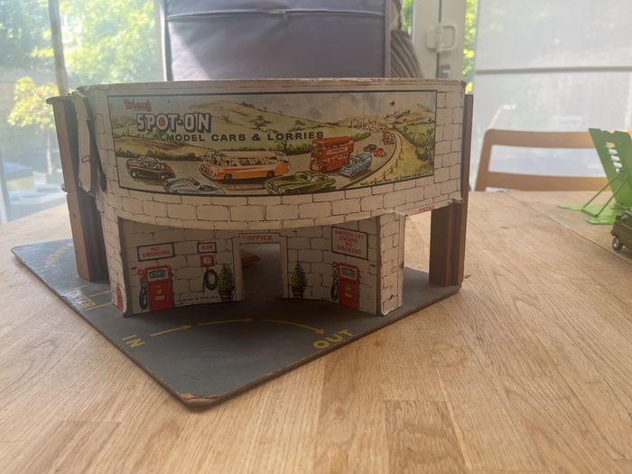 Toy Car Garage Triang Spot-On