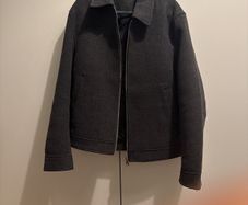 Selling a classic Zara Harrington jacket. A versatile, timeless piece that pairs effortlessly with chinos, jeans, or smart-casual outfits. Lightweight and structured, making it perfect for year-round layering and transitioning between seasons.