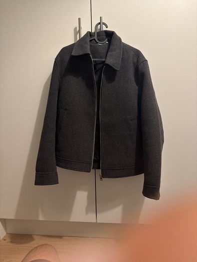 Selling a classic Zara Harrington jacket. A versatile, timeless piece that pairs effortlessly with chinos, jeans, or smart-casual outfits. Lightweight and structured, making it perfect for year-round layering and transitioning between seasons.