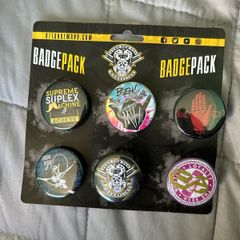 Wrestling autographs on badge set
