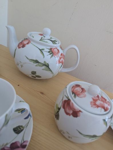 Dunnes Home tea set, for 3 person, contains 11 pcs, including 3 tea cups, 3 saucers, a milk jar, a sugar bowl with lid and a tea pot with lid. Brand new, impeccable conditions. Any scratches, cracks or cips.