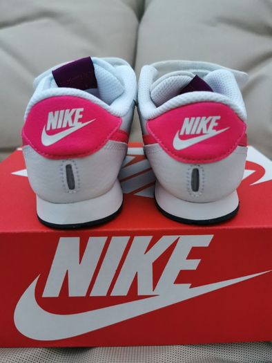 Girl's NIKE runners NEW size UK 9.5
