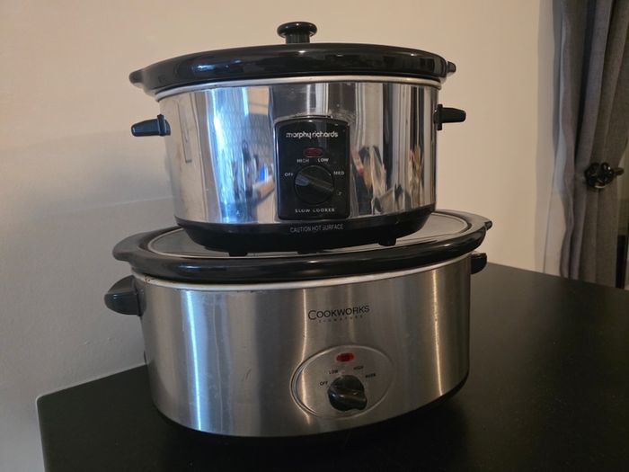 Set of slowcookers