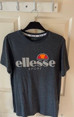 ELLESSE  T-shirt. Size small / medium. Great Quality & In Excellent Condition. Weighty 100% cotton.