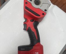 Milwaukee M12 PVC pipe cutter And battery