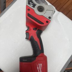 Milwaukee M12 PVC pipe cutter And battery
