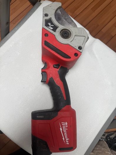 Milwaukee M12 PVC pipe cutter And battery