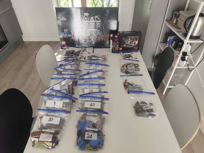 LEGO - Stranger Things - Creel House and WSQK Radio Station