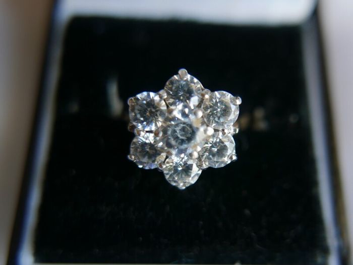 Vintage 9Ct Solid Gold 375 Beautiful Cubic Zirconia Ring 3,99g