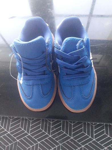 New size 5 infant runners from Dunnes .Never worn .These would fit a child with a narrow foot as not wide enough for my child .Free
