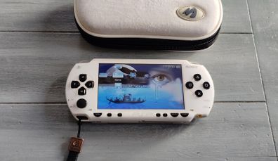 Psp Modded White 1004 64gb original battery original charger