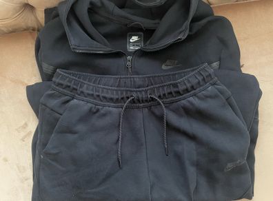 Black Nike Tech