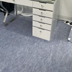 Vanity unit with Hollywood mirror