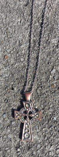 Vintage jewelry is sold individually for 5 to 10 euros