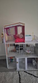 Rainbow High Doll House with 3 dolls