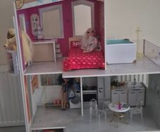 Rainbow High Doll House with 3 dolls
