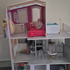Rainbow High Doll House with 3 dolls