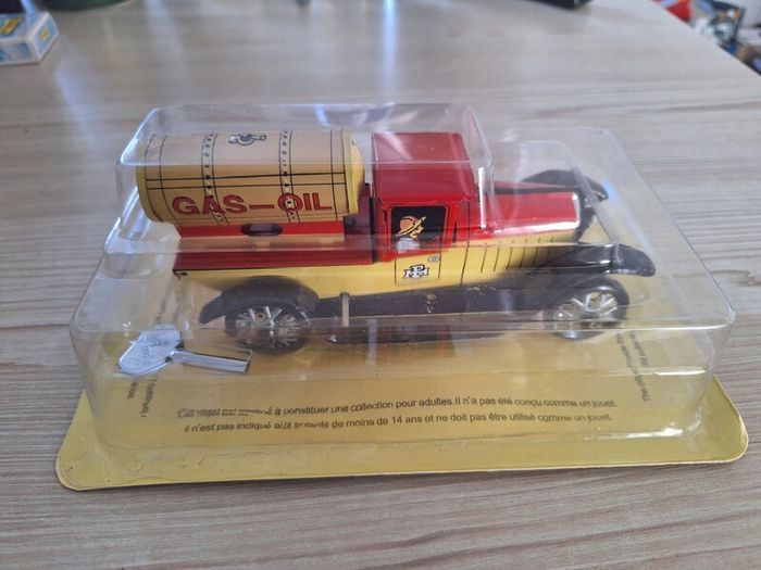 Tin plate wind up car