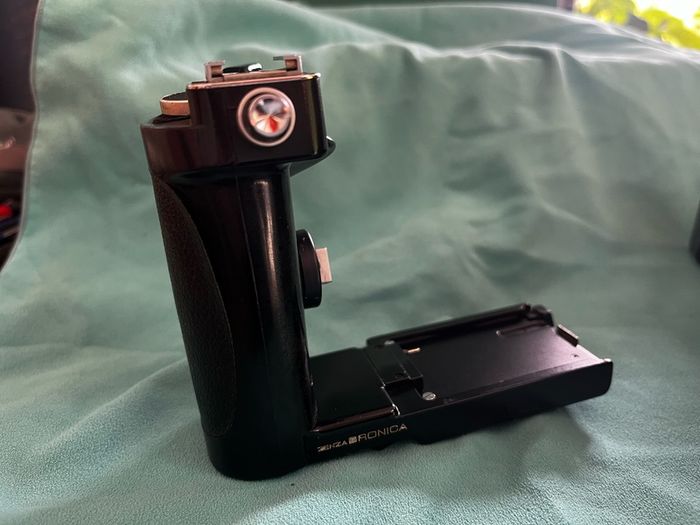 bronica etrsi medium format camera, lens, viewfinder and grip
