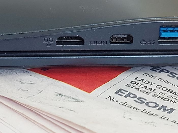 SAMSUNG Notebook Model NP915S3G, Quad Core Processor, 1.4GHz, 4GB Ram, 128GB SSD, Windows 10, Microsoft Edge, Chrome and VLC