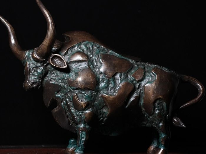 Brutalist Bull (26cm) - Patinated Bronze