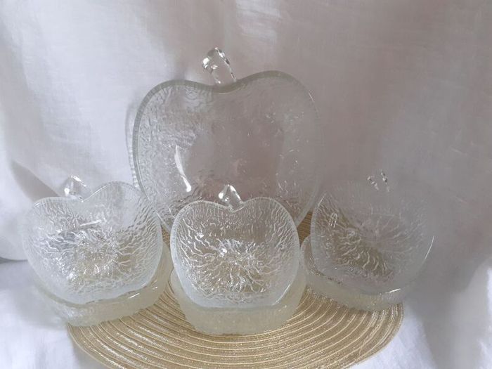 7 pce  pressed glass fruit bowls.