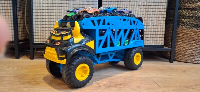 Hot Wheels Monster Trucks 1:64 Monster Mover Transporter with 12 Die-Cast Trucks