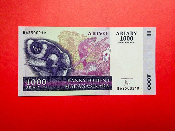 Madagascar.  1000 Francs  2004   PICK  89a  ( Uncirculated )