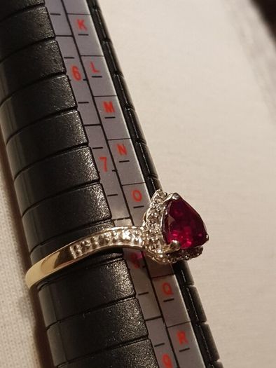 9 ct  gold ring Rubies and diamonds