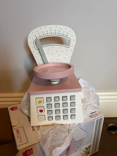 Wooden weighing scales