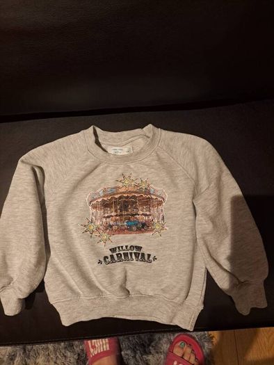 Leigh Tucker Willow Carnival grey sparkly girl's sweatshirt  age 3/4 years Postage included