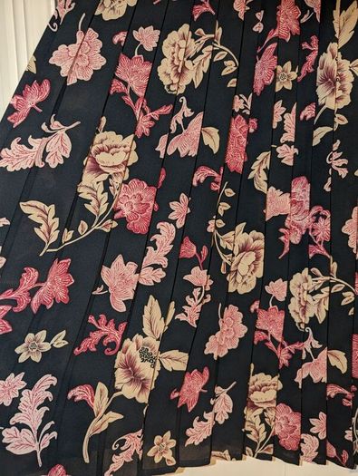Perfect for Summer. stunning floral pleated midi skirt from Eastex
