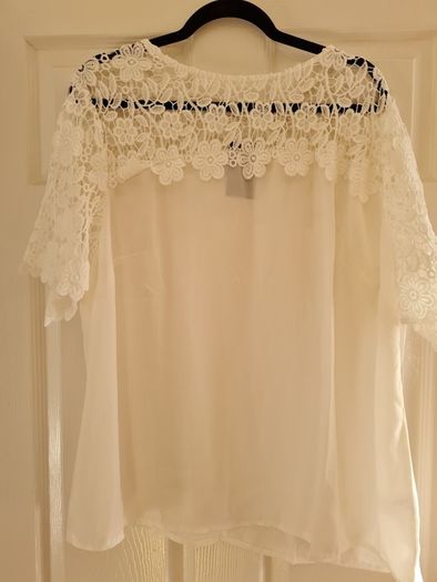 PLUS SIZE (24) White Floral Crochet Neck Top. New