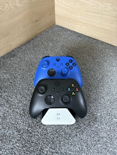 xbox series X 1TB and controller 2