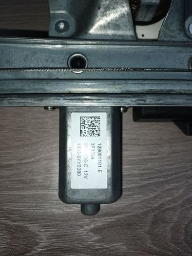 Renault captur rh front door window regulator