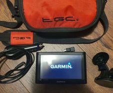 Garmin nuvi 52 portable car GPS unit with case and accessories