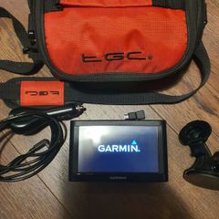 Garmin nuvi 52 portable car GPS unit with case and accessories